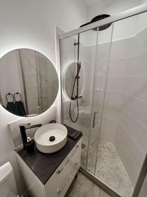 Le Spacieux Et Confortable A 15min De La Gare Appartement